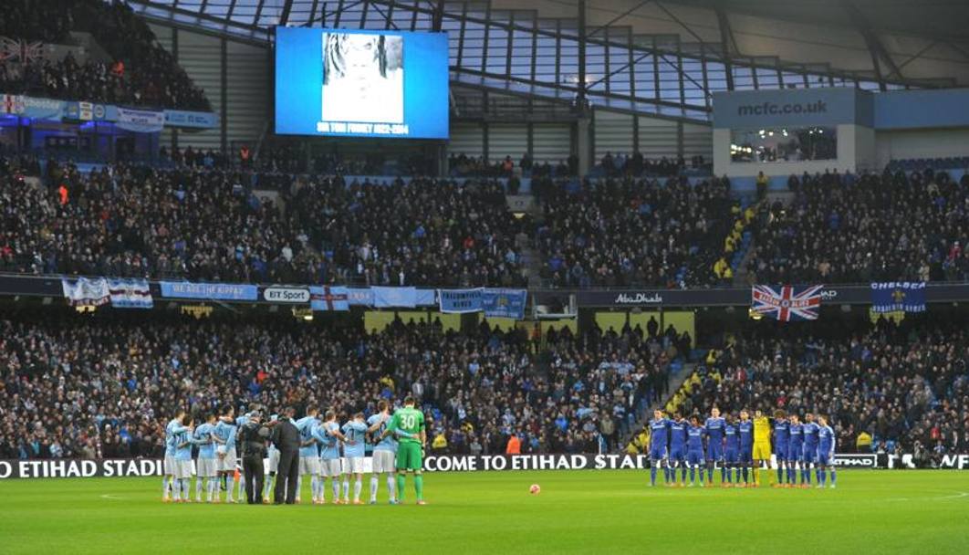 Il munuto di silenzio del Manchester City e del Chelsea al Etihad Stadium a Manchester (Afp)
